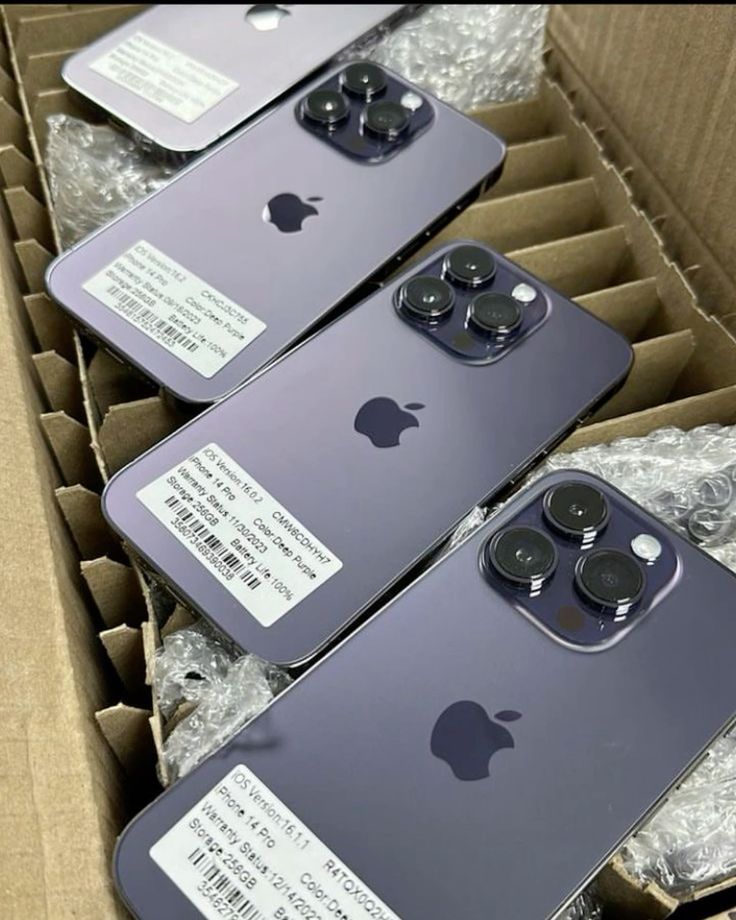 iPhones 14 Pro Max na cor roxo profundo embalados em caixa de atacado